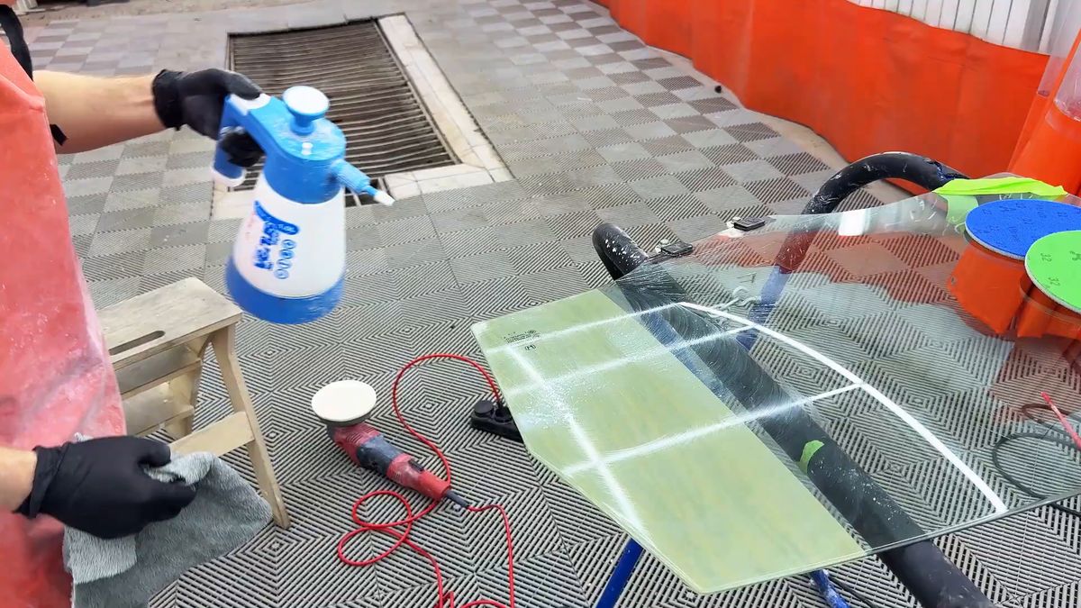 Стекло смачивают водой перед обработкой